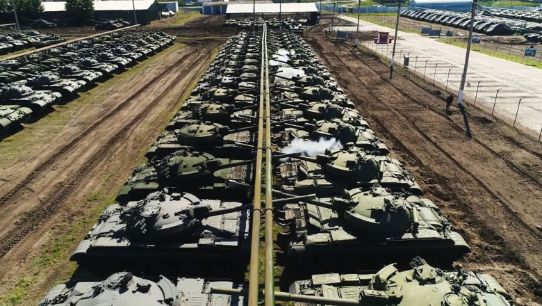 Rusia a scos mii de blindate si tancuri sovietice din marele sau depozit militar din Siberia Imagine