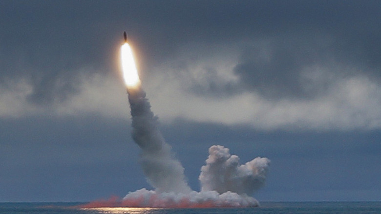 Rusia anunta ca a testat cu succes lansarea unei rachete cu focoase nucleare Bulava de pe submarinul Imperator Aleksandr III Imagine