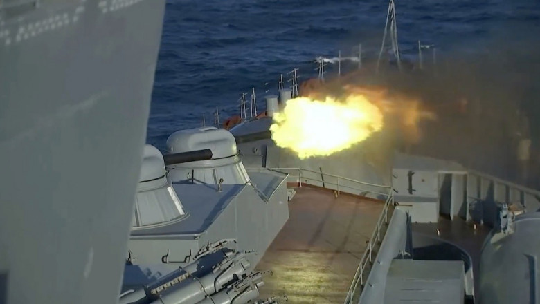 Rusia, China si Iran desfasoara exercitii militare comune in Golful Oman Imagine