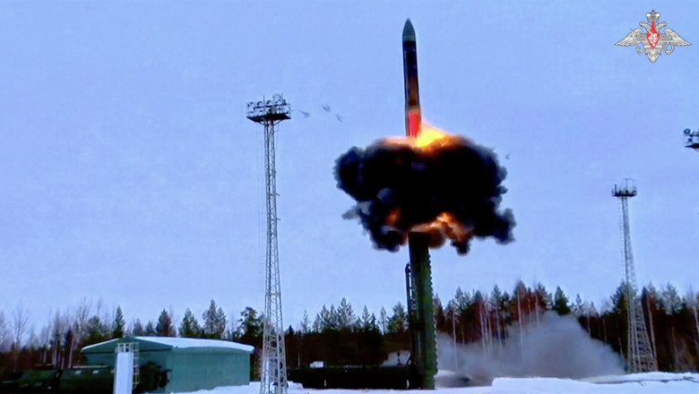 Rusia face noi exercitii militare cu lansatoare mobile de rachete nucleare Imagine