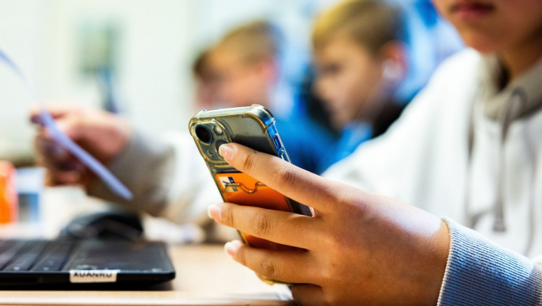 Rusia interzice prin lege elevilor sa foloseasca telefoanele mobile la cursuri Imagine