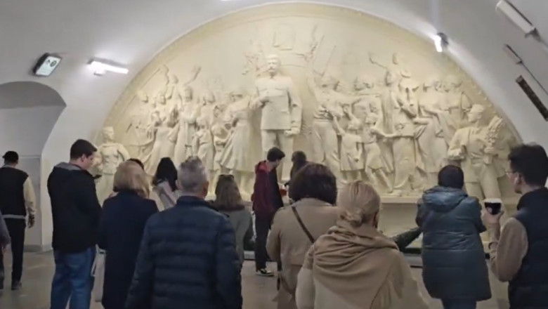 Rusia lui Putin revine la cultul personalitatii lui Stalin. O statuie a dictatorului sovietic a fost reinstalata la metroul din Moscova Imagine