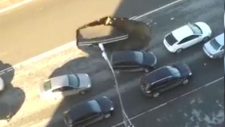 RUSIA. O groapa uriasa de pe autostrada a fost filmata in timp ce se forma Imagine