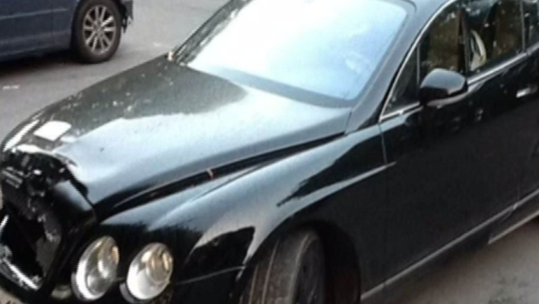 Rusia. O masina de peste 100.000 de euro a fost avariata intr-o parcare Imagine