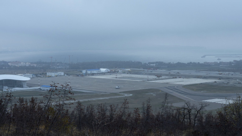 Rusia redeschide un aeroport strategic de la Marea Neagra care a fost inchis dupa declansarea ofensivei in Ucraina Imagine