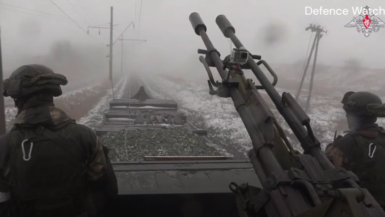 Rusia reinvie strategia trenurilor blindate si arunca in lupta o garnitura construita din piese furate de la caile ferate ucrainene Imagine