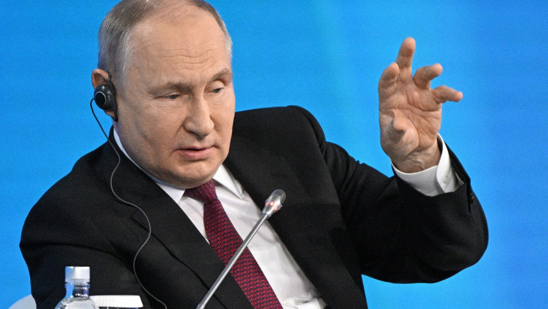Rusia restrictioneaza, din nou, miscarile de capital pentru a opri deprecierea rublei. Decretul e semnat de presedintele Putin Imagine