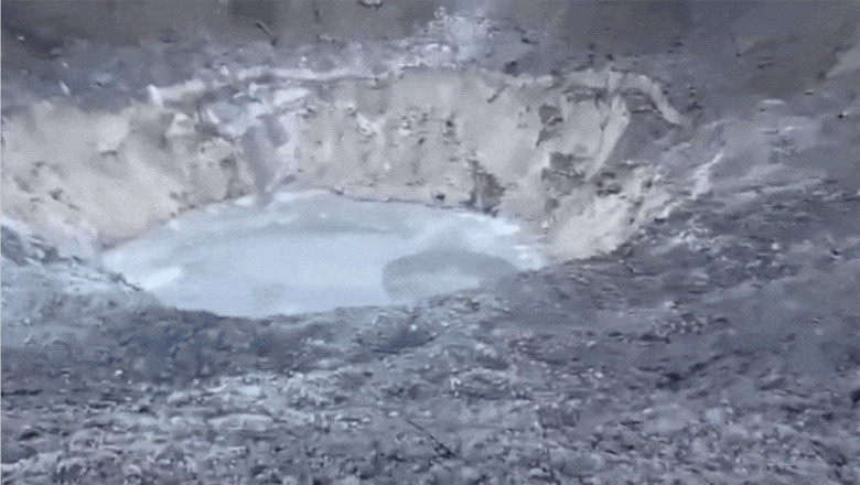 Rusia si Ucraina s-au bombardat reciproc. Crater gigantic provocat de o racheta ruseasca cazuta langa Kiev Imagine
