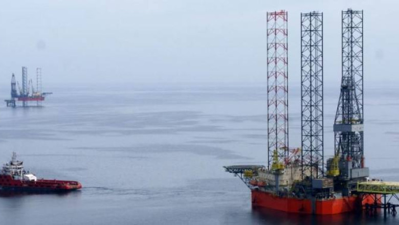 Rusia spune ca Ucraina a atacat platforme petroliere capturate de Moscova in Marea Neagra. Incendiul inca nu a fost stins Imagine