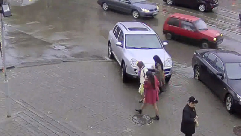 Rusia. Un mort si doi grav raniti dupa ce o femeie a incercat sa parcheze masina pe trotuar Imagine