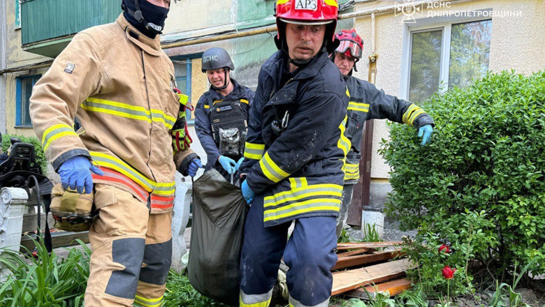 Rusia vaneaza in mod deliberat echipele de salvare ucrainene care intervin in urma loviturilor aeriene. „Aceasta nu este o coincidenta” Imagine