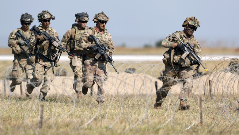 Rusia vrea negocieri si pentru reducerea trupelor americane in Europa, la summitul din Alaska, avertizeaza premierul polonez Imagine