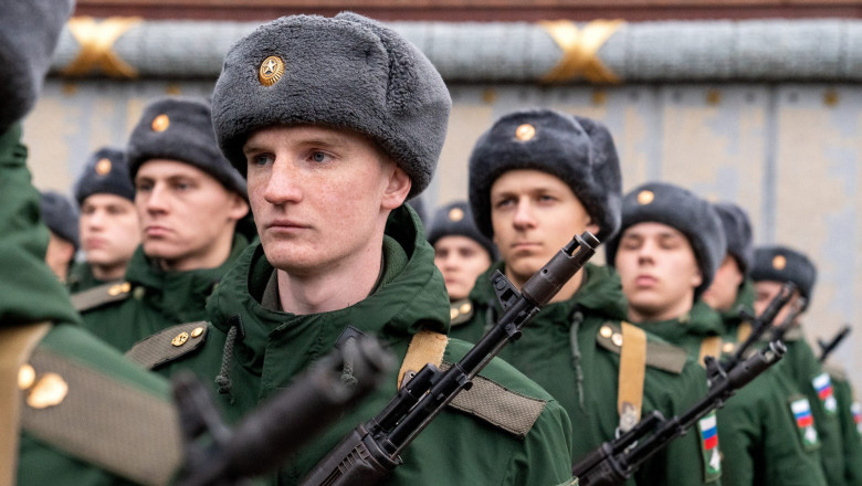 Rusia vrea sa recruteze peste 100 de mii de barbati pentru stagiul militar obligatoriu in urmatoarele luni. Putin a semnat decretul Imagine