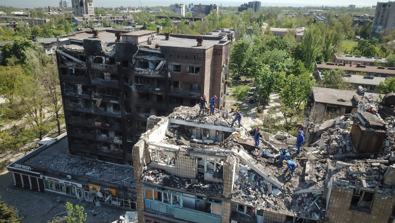 Rusii, acuzati ca au transformat un supermarket din Mariupol in groapa de gunoi pentru cadavre Imagine