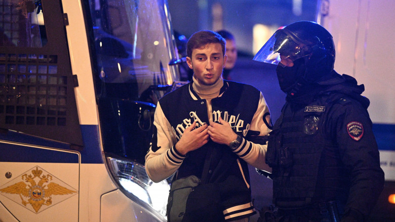 Rusii arestati la protestele anti-mobilizare din Moscova au primit ordin de incorporare direct in sectia de politie (Moscow Times) Imagine