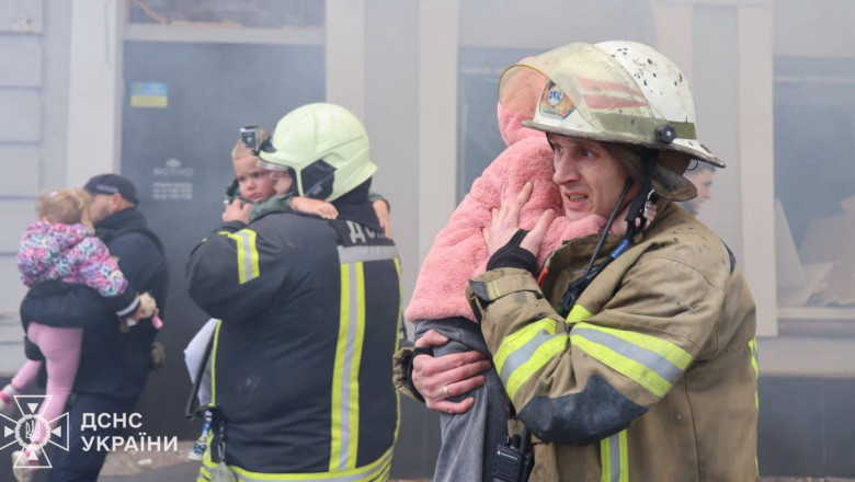 Rusii au atacat o gradinita din Harkov. Volodimir Zelenski: „Banditii si teroristii pot fi pusi la locul lor doar prin forta” Imagine