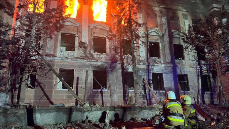 Rusii au bombardat cu rachete Kalibr orasul Nicolaev. Stoltenberg: Ucraina a primit 1.550 de vehicule blindate si 230 de tancuri Imagine