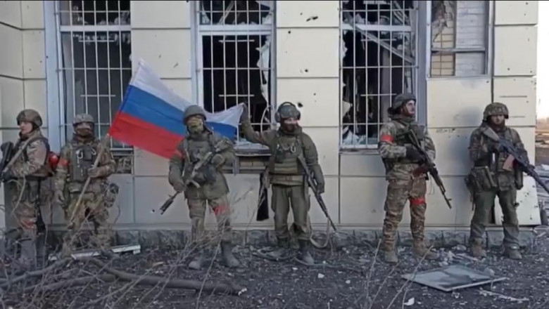 Rusii au ocupat Avdiivka dupa retragerea armatei ucrainene. Invadatorii au plantat steagul Rusiei pe cea mai importanta uzina din oras Imagine