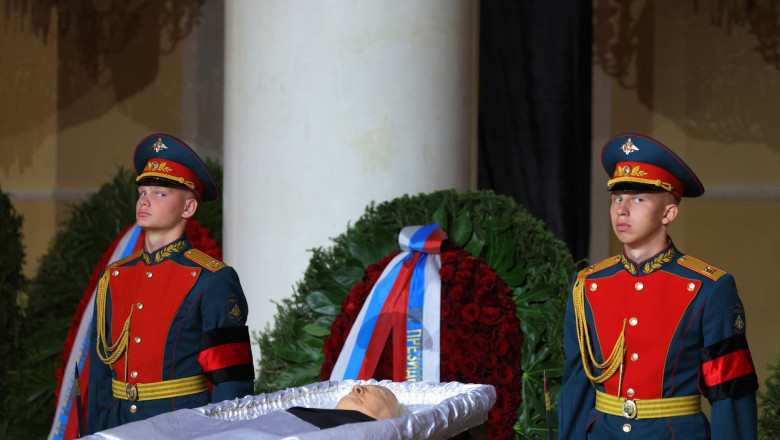Rusii au stat la coada sa-si ia ramas bun de la Mihail Gorbaciov. La funeraliile fostului lider sovietic a venit Orban, nu si Putin Imagine