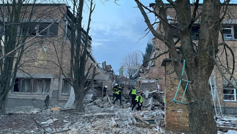 Rusii bombardeaza zone civile din Zaporojie. 8 morti dupa un atac cu drona asupra unui camin din apropiere de Kiev Imagine