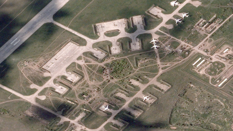 Rusii inca folosesc baza aeriana ucraineana din Melitopol. Imaginile din satelit arata ce s-a schimbat acolo in doar cinci zile Imagine