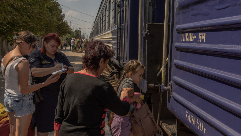 Rusii isi continua inaintarea in Donetk. Ucrainenii evacueaza familiile cu copii din zona orasului strategic Pokrovsk Imagine