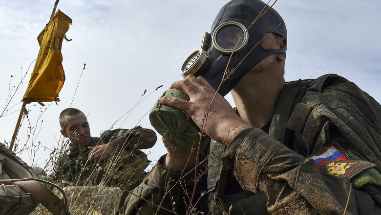 Rusii se tem ca ucrainenii vor veni sa elibereze Crimeea si au inceput sa sape transee. Lupte puternice in Donbas Imagine