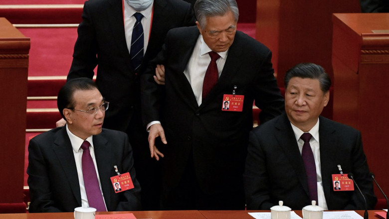 S-a aflat motivul pentru care fostul presedinte chinez Hu Jintao a fost luat pe sus de langa Xi Jinping. Momentul bizar a devenit viral Imagine