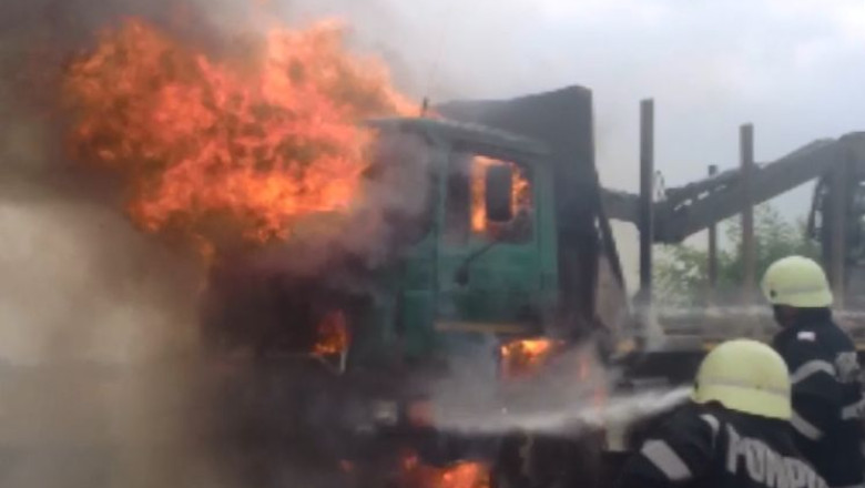 S-a aprins in mers! Un autotren in flacari pe DN6 Timisoara - Lugoj. Imagini dramatice cu vehiculul arzand si interventia pompierilor Imagine