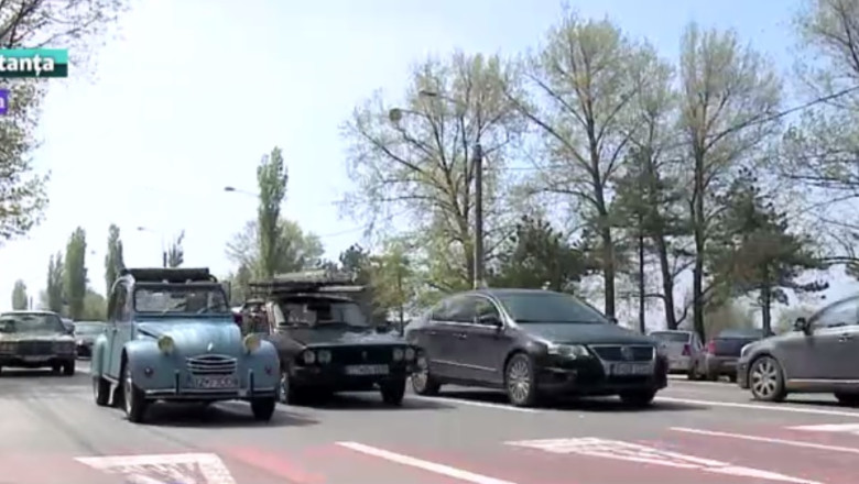 S-a dat startul sezonului estival. Masini de epoca, motociclete si autobuze etajate au defilat in Mamaia Imagine