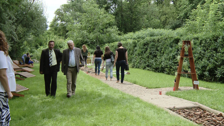 S-a inaugurat Gradina Senzoriala. Vizitatorii pot umbla desculti pe Aleea Terapeutica Imagine