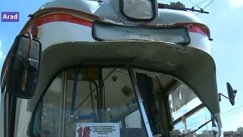 S-a intamplat in Arad! Un tramvai a dat in altul, o calatoare a fost ranita in urma impactului Imagine