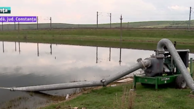 S-a revarsat Canalul. Un dig din Mircea Voda s-a fisurat, iar apa a inundat 100 de hectare de teren  Imagine