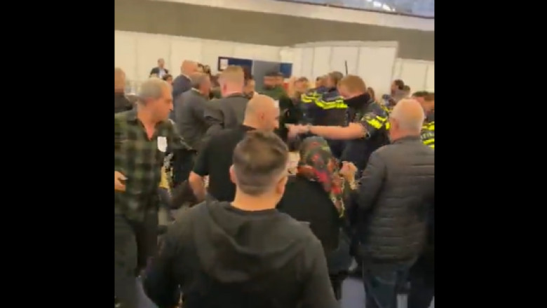 „S-a tipat, a fost panica si haos!”. Sute de alegatori turco-olandezi s-au luat la bataie intr-o sectie de votare la Amsterdam Imagine