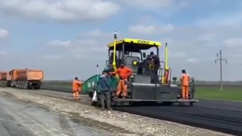 S-a turnat asfalt pe primii 300 de metri din drumul expres Galati-Braila. Ministrul Grindeanu lauda constructorul roman Imagine