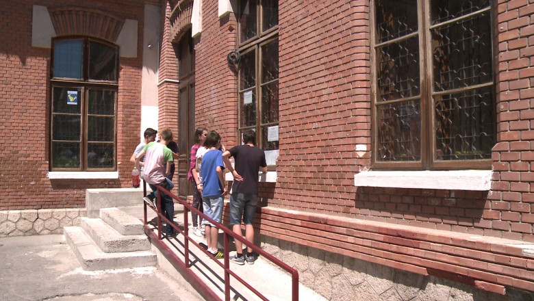 S-au afisat rezultatele la contestatii. Elevii au venit in numar mic sa afle notele finale Imagine