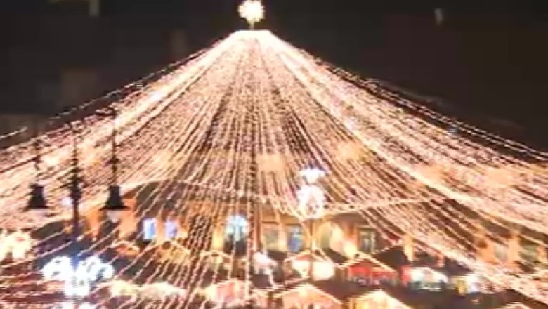 S-au aprins luminitele de Craciun in Piata Mare din Sibiu Imagine