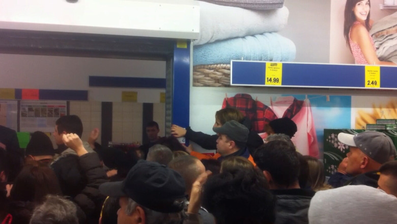 S-au calcat in picioare pentru tigai la pret redus, la Craiova  Imagine