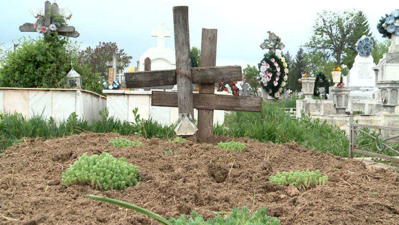 S-au dus sa aprinda o lumanare la mormintele copiilor, osemintele disparusera Imagine