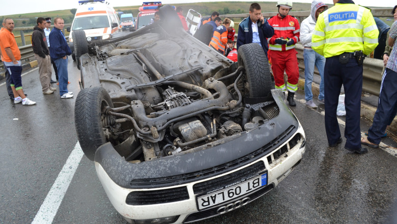 S-au rasturnat cu masina din cauza asfaltului umed  Imagine