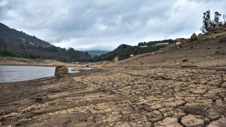 „Sa nu irosim nicio picatura”. Oamenii din Bogota stau cate o zi intreaga fara apa. „Fac un dus de 4 minute si nu spal haine” Imagine