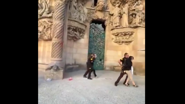 Sagrada Familia, stropita cu vopsea rosie de doua femei, in semn de protest: „Vrem dreptate climatica!”  Imagine