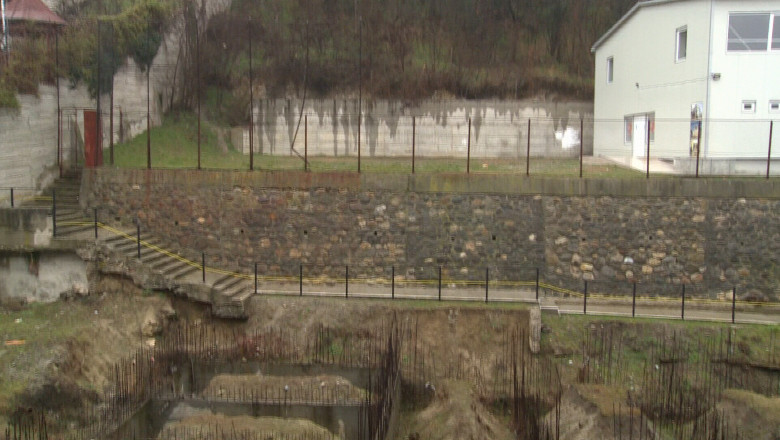 Sala de sport a unui liceu din Valcea, in pericol din cauza unui campus scolar neterminat Imagine