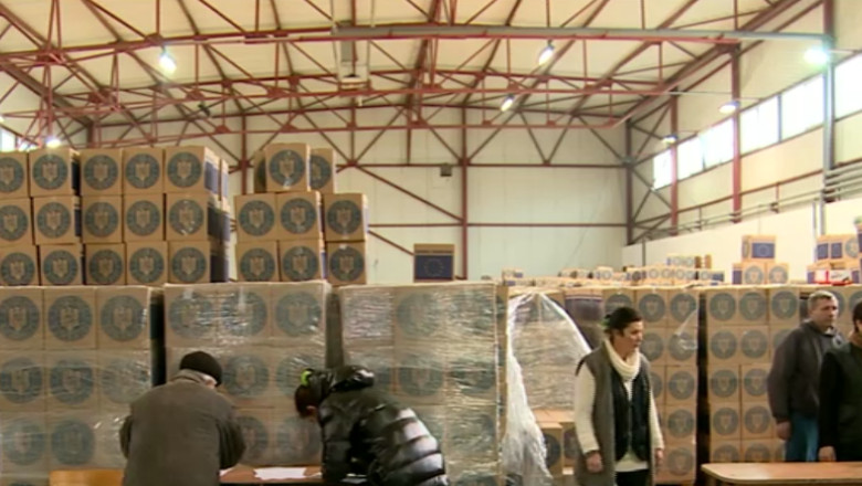 Sala de sport, blocata de ajutoarele UE. Elevii, trimisi sa faca sport printre banci si scaune Imagine