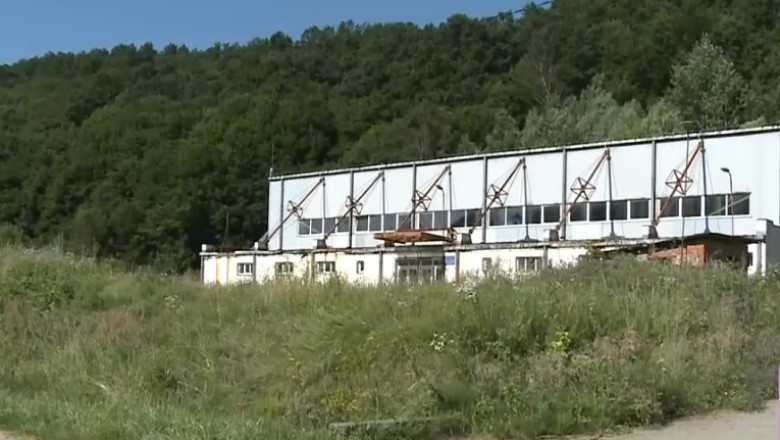 Sala de sport la 1,5 km de scoala, in Gorj. A costat 160.000 de euro, dar nu a fost folosita niciodata Imagine