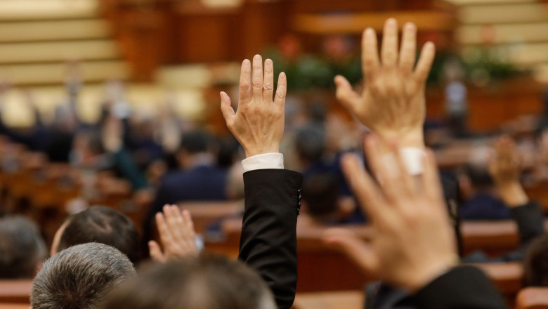 Salarii mai mari pentru presedinte, premier, ministri si parlamentari prin noua lege a salarizarii. Cati bani va incasa Nicusor Dan