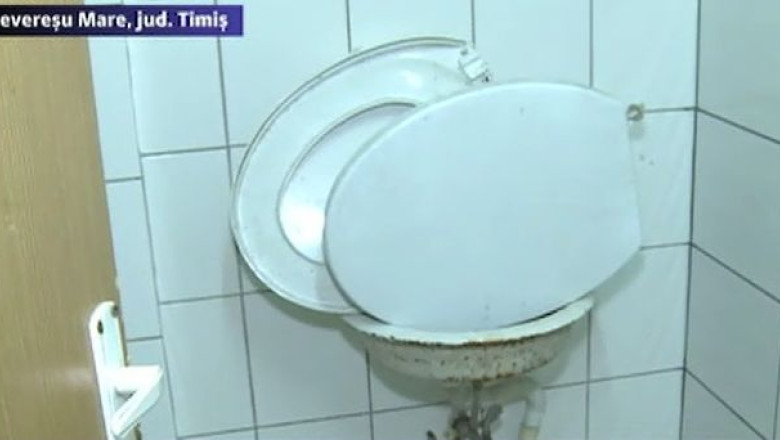 Salile de sport din Timis, la 10 ani de la inaugurare. Complexul din Peciu Nou are infiltratii de apa. La Cheveresu Mare, zugraveala e cazuta, peretii crapati si usile sparte Imagine