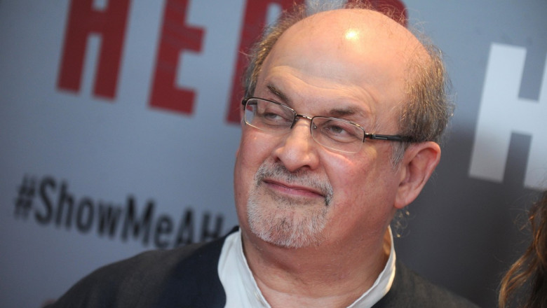 Salman Rushdie si-a pierdut vederea la un ochi si nu-si mai poate folosi o mana dupa atacul din vara Imagine