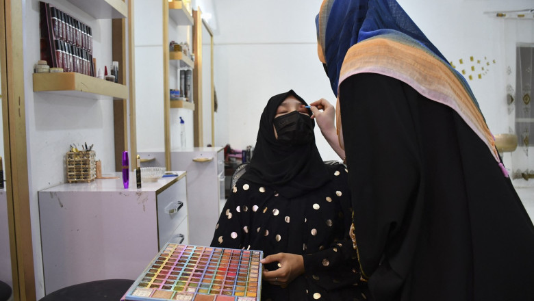 Saloanele de infrumusetare clandestine din Afganistan, vanate de talibani. Femeile au termen de o luna sa le inchida Imagine