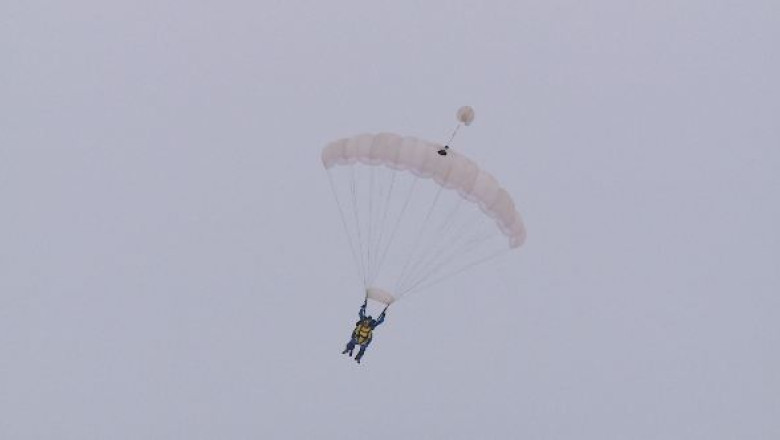 Salt cu parasuta de Anul Nou Imagine